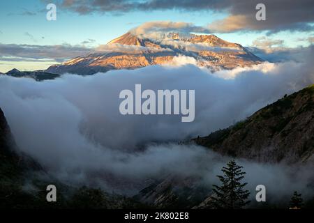 WA22425-00...WASHINGTON - nebbia che entra sul Lago Spirit all'alba dal Passo della Norvegia nel Monumento Nazionale vulcanico di Mount St. Helens. Foto Stock