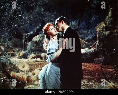 Rhonda Fleming & Burt Lancaster Film: Sparatorie all'O.K. Corral; Gunfight all'OK Corral (USA 1957) personaggi: Laura Denbow, Marshal Wyatt Earp Director: John Sturges 30 maggio 1957 **AVVERTENZA** questa fotografia è solo per uso editoriale ed è copyright di PARAMOUNT e/o del fotografo assegnato dalla Film o dalla Production Company e può essere riprodotta solo da pubblicazioni in concomitanza con la promozione del film di cui sopra. È richiesto un credito obbligatorio a PARAMOUNT. Il fotografo deve essere accreditato anche quando è noto. Nessun uso commerciale può essere concesso senza l'autorizzazione scritta di Foto Stock