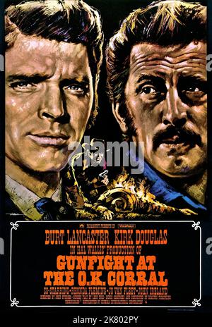 Burt Lancaster & Kirk Douglas Poster Film: Gunfight all'O.K. Corral; Gunfight all'OK Corral (USA 1957) personaggi: Marshal Wyatt Earp, Dr. John 'Doc' Holliday regista: John Sturges 30 maggio 1957 **AVVERTENZA** questa fotografia è solo per uso editoriale ed è copyright di PARAMOUNT e/o del fotografo assegnato dalla Film o dalla Production Company e può essere riprodotta solo da pubblicazioni in concomitanza con la promozione del film di cui sopra. È richiesto un credito obbligatorio a PARAMOUNT. Il fotografo deve essere accreditato anche quando è noto. Nessun uso commerciale può essere concesso senza scritto Foto Stock