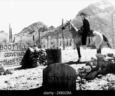 Burt Lancaster Film: GunFight all'O.K. Corral; Gunfight all'OK Corral (USA 1957) personaggi: Marshal Wyatt Earp Director: John Sturges 30 maggio 1957 **AVVERTENZA** questa fotografia è solo per uso editoriale ed è copyright di PARAMOUNT e/o del fotografo assegnato dalla Film o dalla Production Company e può essere riprodotta solo da pubblicazioni in concomitanza con la promozione del film di cui sopra. È richiesto un credito obbligatorio a PARAMOUNT. Il fotografo deve essere accreditato anche quando è noto. Nessun uso commerciale può essere concesso senza autorizzazione scritta da parte della Film Company. Foto Stock