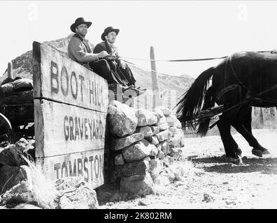 Burt Lancaster & Kirk Douglas Film: Sparatorie all'O.K. Corral; Gunfight all'OK Corral (USA 1957) personaggi: Marshal Wyatt Earp, Dr. John 'Doc' Holliday regista: John Sturges 30 maggio 1957 **AVVERTENZA** questa fotografia è solo per uso editoriale ed è copyright di PARAMOUNT e/o del fotografo assegnato dalla Film o dalla Production Company e può essere riprodotta solo da pubblicazioni in concomitanza con la promozione del film di cui sopra. È richiesto un credito obbligatorio a PARAMOUNT. Il fotografo deve essere accreditato anche quando è noto. Nessun uso commerciale può essere concesso senza autore scritto Foto Stock