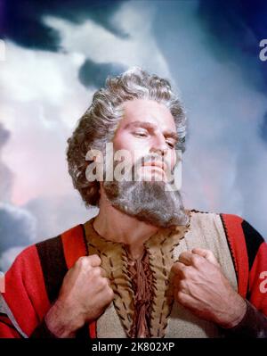 Charlton Heston Film: I dieci Comandamenti (1950) personaggi: Moses regista: Demille 05 Ottobre 1956 **AVVERTENZA** questa fotografia è esclusivamente per uso editoriale ed è copyright di UNIVERSAL e/o del fotografo assegnato dalla Società di produzione e può essere riprodotta solo da pubblicazioni in concomitanza con la promozione del film sopra citato. È richiesto un credito obbligatorio a UNIVERSAL. Il fotografo deve essere accreditato anche quando è noto. Nessun uso commerciale può essere concesso senza autorizzazione scritta da parte della Film Company. Foto Stock