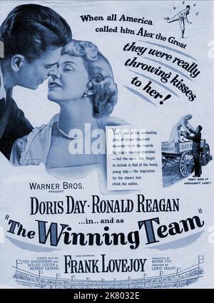 Ronald Reagan & Doris Day poster Film The Winning Team (USA 1952) personaggi: Grover Cleveland Alexander & Director: Lewis Seiler 20 giugno 1952 **ATTENZIONE** questa fotografia è solo per uso editoriale ed è copyright DELLA WARNER BROS. E/o il fotografo assegnato dalla Film o dalla Production Company e può essere riprodotto solo da pubblicazioni in concomitanza con la promozione del suddetto Film. Un credito obbligatorio alla WARNER BROS. è obbligatorio. Il fotografo deve essere accreditato anche se conosciuto. Nessun uso commerciale può essere concesso senza l'autorizzazione scritta di The Film Company. Foto Stock