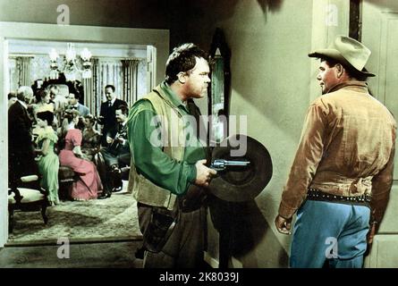 Mickey Shaughnessy & Glenn Ford Film: The Sheepman (1956) personaggi: Jumbo McCall & Jason Sweet Director: George Marshall 07 maggio 1958 **AVVERTENZA** questa fotografia è solo per uso editoriale ed è copyright di MGM e/o del fotografo assegnato dalla Film o dalla Production Company e può essere riprodotta solo da pubblicazioni in concomitanza con la promozione del film di cui sopra. È richiesto un credito obbligatorio a MGM. Il fotografo deve essere accreditato anche quando è noto. Nessun uso commerciale può essere concesso senza autorizzazione scritta da parte della Film Company. Foto Stock