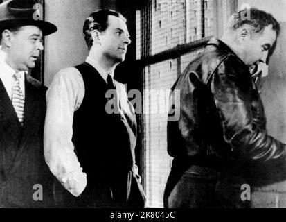 Richard Kiley & Broderick Crawford Film: Remember that Face; The Mob (1954) personaggi: Thomas 'Tom' Clancy & Johnny Damico regista: Robert Parrish 07 settembre 1951 **AVVERTENZA** questa fotografia è solo per uso editoriale ed è copyright delle IMMAGINI COLUMBIA e/o del fotografo assegnato dalla Film o dalla Production Company e può essere riprodotta solo da pubblicazioni in concomitanza con la promozione del suddetto Film. È richiesto un credito obbligatorio per LE FOTO DI COLUMBIA. Il fotografo deve essere accreditato anche quando è noto. Nessun uso commerciale può essere concesso senza autorizzazione scritta da parte di t Foto Stock