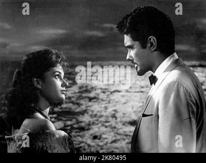 Luciana Paluzzi & David Hedison Televisione: Cinque dita (serie TV) personaggi: Simone Genet & Victor Sebastian USA 1959–1960, / episodio 1,11: 'Sottile ghiaccio' (dir. Lamont Johnson) 03 Ottobre 1959 **AVVERTENZA** questa fotografia è solo per uso editoriale ed è copyright della TELEVISIONE 20th CENTURY FOX e/o del fotografo assegnato dalla Film o dalla Production Company e può essere riprodotta solo da pubblicazioni in concomitanza con la promozione del film di cui sopra. È richiesto un credito obbligatorio per LA TELEVISIONE 20th CENTURY FOX. Il fotografo deve essere accreditato anche quando è noto. Nessun uso commerciale ca Foto Stock