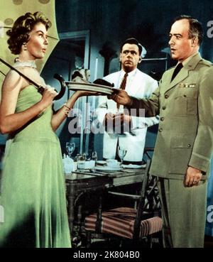 Sheree North, Tom Ewell & Edward Platt Film: The Lieutenant Wore Skirts (1956) personaggi: Katy Whitcomb, Gregory Whitcomb & Major Dunning regista: Frank Tashlin 11 gennaio 1956 **AVVERTENZA** questa fotografia è solo per uso editoriale ed è copyright di 20th CENTURY FOX e/o del fotografo assegnato dalla Film o dalla Production Company e può essere riprodotta solo da pubblicazioni in concomitanza con la promozione del film di cui sopra. È richiesto un credito obbligatorio a 20th CENTURY FOX. Il fotografo deve essere accreditato anche quando è noto. Nessun uso commerciale può essere concesso senza autorizzazione scritta Foto Stock