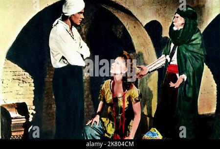 Tony Curtis, Piper Laurie & Everett Sloane Film: The Prince Who was A Thief (1951) personaggi: Julna,Tina & Yussef regista: Rudolph Mate 03 luglio 1951 **AVVERTENZA** questa fotografia è solo per uso editoriale ed è copyright di UNIVERSAL e/o del fotografo assegnato dalla Film o dalla Società di produzione e può essere riprodotta solo da pubblicazioni in concomitanza con la promozione del film di cui sopra. È richiesto un credito obbligatorio a UNIVERSAL. Il fotografo deve essere accreditato anche quando è noto. Nessun uso commerciale può essere concesso senza autorizzazione scritta da parte della Film Company. Foto Stock