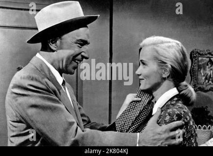 Lloyd Nolan & Eva Marie Saint Film: A Hatful of Rain (USA 1957) personaggi: John Pope, Sr & Celia Pope regista: Fred Zinneman 17 luglio 1957 **AVVERTENZA** questa fotografia è solo per uso editoriale ed è copyright di 20th CENTURY FOX e/o del fotografo assegnato dalla Film o dalla Production Company e può essere riprodotta solo da pubblicazioni in concomitanza con la promozione del film di cui sopra. È richiesto un credito obbligatorio a 20th CENTURY FOX. Il fotografo deve essere accreditato anche quando è noto. Nessun uso commerciale può essere concesso senza autorizzazione scritta da parte della Film Company. Foto Stock