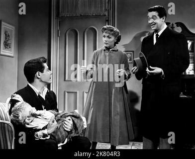 Eddie Fisher, Debbie Reynolds e Tommy Noonan Film: Bundle of Joy (USA 1956) personaggi: Dan Merlin, Polly Parish e Freddie Miller regista: Norman Taurog 12 dicembre 1956 **AVVERTENZA** questa fotografia è solo per uso editoriale ed è copyright delle IMMAGINI RKO RADIO e/o del fotografo assegnato dalla Film o dalla Società di produzione e può essere riprodotta solo da pubblicazioni in concomitanza con la promozione del film di cui sopra. È richiesto un credito obbligatorio per LE IMMAGINI DELLA RADIO RKO. Il fotografo deve essere accreditato anche quando è noto. Nessun uso commerciale può essere concesso senza l'autorizzazione scritta f Foto Stock