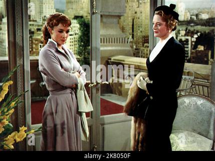 Vera Miles & Alexis Smith Film: Beau James (1954) personaggi: Betty Compton & Allie Walker regista: Melville Shavelson 07 giugno 1957 **AVVERTENZA** questa fotografia è solo per uso editoriale ed è copyright di IMMAGINI DI PRIMARIA IMPORTANZA e/o del fotografo assegnato dalla Film o dalla Società di produzione e può essere riprodotta solo da pubblicazioni in concomitanza con la promozione del film di cui sopra. È richiesto un credito obbligatorio per LE FOTO DI PARAMOUNT. Il fotografo deve essere accreditato anche quando è noto. Nessun uso commerciale può essere concesso senza autorizzazione scritta da parte della Film Company. Foto Stock