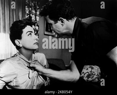 Joan Crawford & Cliff Robertson Film: Autunno foglie (USA 1956) personaggi: Millicent Wetherby & Burt Hanson regista: Robert Aldrich 04 giugno 1956 **AVVERTENZA** questa fotografia è solo per uso editoriale ed è copyright di COLUMBIA e/o del fotografo assegnato dalla Film o dalla Production Company e può essere riprodotta solo da pubblicazioni in concomitanza con la promozione del film di cui sopra. È richiesto un credito obbligatorio a COLUMBIA. Il fotografo deve essere accreditato anche quando è noto. Nessun uso commerciale può essere concesso senza autorizzazione scritta da parte della Film Company. Foto Stock