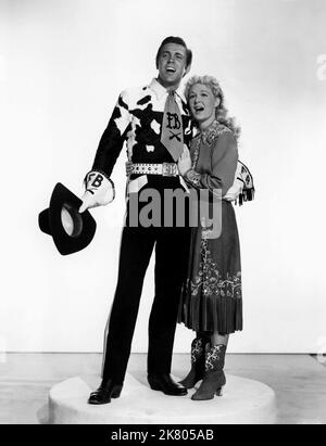 Howard Keel & Betty Hutton Film: Annie Get Your Gun (USA 1950) personaggi: Frank Butler & Annie Oakley / Titel Auch: 'Annie Get Your Gun - Annie, Schieß Los!' Regista: George Sidney 17 maggio 1950 **AVVERTENZA** questa fotografia è solo per uso editoriale ed è copyright di MGM e/o del fotografo assegnato dalla Film o Production Company e può essere riprodotta solo da pubblicazioni in concomitanza con la promozione del film di cui sopra. È richiesto un credito obbligatorio a MGM. Il fotografo deve essere accreditato anche quando è noto. Nessun uso commerciale può essere concesso senza autorizzazione scritta da parte di t Foto Stock