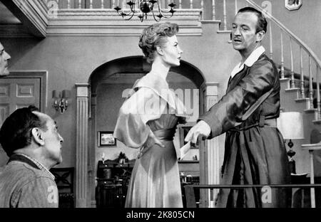 Carl Reiner, Mitzi Gaynor & David Niven Film: Happy Anniversary (USA 1959) personaggi: BUD,Alice Walters Nee Gans & Chris Walters regista: David Miller 10 novembre 1959 **AVVERTENZA** questa fotografia è solo per uso editoriale ed è copyright di PRODUZIONI DI CAMPI e/o del fotografo assegnato dalla Film o dalla Production Company e può essere riprodotta solo da pubblicazioni in concomitanza con la promozione del film di cui sopra. È richiesto un credito obbligatorio per LE PRODUZIONI DEI CAMPI. Il fotografo deve essere accreditato anche quando è noto. Nessun uso commerciale può essere concesso senza l'autorizzazione scritta f Foto Stock