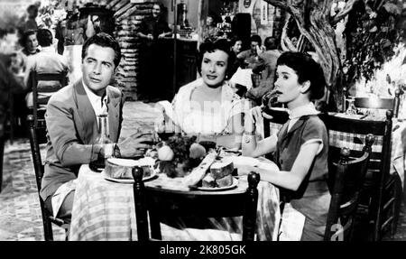 Rossano Brazzi, Dorothy Mcguire & Maggie McNamara Film: Tre monete nella Fontana (USA 1954) personaggi: Georgio Bianchi,Miss Frances & Maria Williams regista: Jean Negulesco 20 maggio 1954 **AVVERTENZA** questa fotografia è solo per uso editoriale ed è copyright di 20th CENTURY FOX e/o del fotografo assegnato dalla Film o dalla Società di produzione e può essere riprodotta solo da pubblicazioni in concomitanza con la promozione del film di cui sopra. È richiesto un credito obbligatorio a 20th CENTURY FOX. Il fotografo deve essere accreditato anche quando è noto. Nessun uso commerciale può essere concesso senza wri Foto Stock