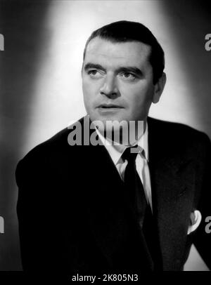 Jack Hawkins Film: No Highway; No Highway in the Sky (UK 1951) personaggi: DENNIS SCOTT regista: Henry Koster 28 giugno 1951 **AVVERTENZA** questa fotografia è solo per uso editoriale ed è copyright di 20th CENTURY FOX e/o del fotografo assegnato dalla Film o dalla Production Company e può essere riprodotta solo da pubblicazioni in concomitanza con la promozione del film di cui sopra. È richiesto un credito obbligatorio a 20th CENTURY FOX. Il fotografo deve essere accreditato anche quando è noto. Nessun uso commerciale può essere concesso senza autorizzazione scritta da parte della Film Company. Foto Stock