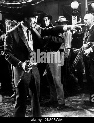 Kirk Douglas Film: Combattimento a fuoco all'O.K. Corral; Gunfight all'OK Corral (USA 1957) personaggi: Dr. John 'Doca' Holliday Direttore: John Sturges 30 maggio 1957 **AVVERTENZA** questa fotografia è solo per uso editoriale ed è copyright di PARAMOUNT e/o del fotografo assegnato dalla Film o dalla Production Company e può essere riprodotta solo da pubblicazioni in concomitanza con la promozione del film di cui sopra. È richiesto un credito obbligatorio a PARAMOUNT. Il fotografo deve essere accreditato anche quando è noto. Nessun uso commerciale può essere concesso senza autorizzazione scritta da parte della Film Company. Foto Stock