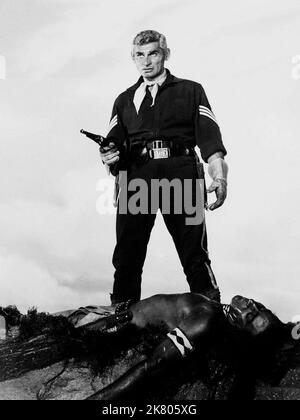 Jeff Chandler Film: Pilastri del cielo; il Tomahawk e la Croce (1956) personaggi: Primo Sergente Emmettt Bell regista: George Marshall 05 ottobre 1956 **AVVERTENZA** questa fotografia è solo per uso editoriale ed è copyright di IMMAGINI UNIVERSALI e/o del fotografo assegnato dalla Film o dalla Production Company e può essere riprodotta solo da pubblicazioni in concomitanza con la promozione del film di cui sopra. È richiesto un credito obbligatorio per LE FOTO UNIVERSALI. Il fotografo deve essere accreditato anche quando è noto. Nessun uso commerciale può essere concesso senza l'autorizzazione scritta del Film Co Foto Stock