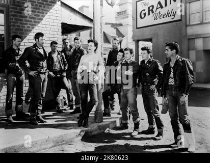 Marlon Brando & Mary Murphy Film: The Wild One (1953) personaggi: Johnny Strabler, Kathie Bleeker regista: László Benedek 30 dicembre 1953 **AVVERTENZA** questa fotografia è solo per uso editoriale ed è copyright di COLUMBIA e/o del fotografo assegnato dalla Film o dalla Production Company e può essere riprodotta solo da pubblicazioni in concomitanza con la promozione del film di cui sopra. È richiesto un credito obbligatorio a COLUMBIA. Il fotografo deve essere accreditato anche quando è noto. Nessun uso commerciale può essere concesso senza autorizzazione scritta da parte della Film Company. Foto Stock