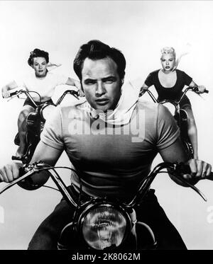 Mary Murphy & Marlon Brando Film: The Wild One (1953) personaggi: Kathie Bleeker, Johnny Strabler regista: László Benedek 30 dicembre 1953 **AVVERTENZA** questa fotografia è solo per uso editoriale ed è copyright di COLUMBIA e/o del fotografo assegnato dalla Film o dalla Production Company e può essere riprodotta solo da pubblicazioni in concomitanza con la promozione del film di cui sopra. È richiesto un credito obbligatorio a COLUMBIA. Il fotografo deve essere accreditato anche quando è noto. Nessun uso commerciale può essere concesso senza autorizzazione scritta da parte della Film Company. Foto Stock