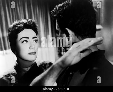 Joan Crawford & Cliff Robertson Film: Autunno foglie (USA 1956) personaggi: Millicent Wetherby, Burt Hanson regista: Robert Aldrich 04 giugno 1956 **AVVERTENZA** questa fotografia è solo per uso editoriale ed è copyright di COLUMBIA e/o del fotografo assegnato dalla Film o dalla Production Company e può essere riprodotta solo da pubblicazioni in concomitanza con la promozione del film di cui sopra. È richiesto un credito obbligatorio a COLUMBIA. Il fotografo deve essere accreditato anche quando è noto. Nessun uso commerciale può essere concesso senza autorizzazione scritta da parte della Film Company. Foto Stock