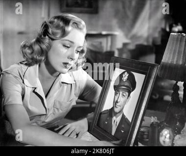 Eleanor Parker & Robert Taylor Film: Above and Beyond (USA 1952) personaggi: Lucey Tibbets, Lt. Col. Paul Tibbet regista: Melvin Frank & Norman Panama 31 dicembre 1952 **AVVERTENZA** questa fotografia è solo per uso editoriale ed è copyright di MGM e/o del fotografo assegnato dalla Film o dalla Production Company e può essere riprodotta solo da pubblicazioni in concomitanza con la promozione del film di cui sopra. È richiesto un credito obbligatorio a MGM. Il fotografo deve essere accreditato anche quando è noto. Nessun uso commerciale può essere concesso senza autorizzazione scritta da parte della Film Company. Foto Stock