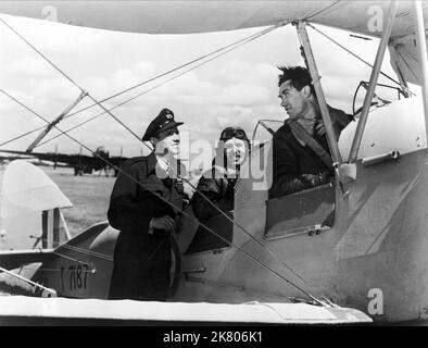 Dirk Bogarde & William Sylvester Film: Appuntamento a Londra; Raiders in the Sky (UK 1953) personaggi: Wing-Commander Tim Mason, Major Mac Baker, U.S. Observer Director: Philip Leacock 17 febbraio 1953 **AVVERTENZA** questa fotografia è solo per uso editoriale ed è copyright del FILM BRITISH LION e/o del fotografo assegnato dalla Film o dalla Production Company e può essere riprodotta solo da pubblicazioni in concomitanza con la promozione del film di cui sopra. È richiesto un credito obbligatorio per IL FILM BRITISH LION. Il fotografo deve essere accreditato anche quando è noto. Non può essere concesso alcun uso commerciale Foto Stock