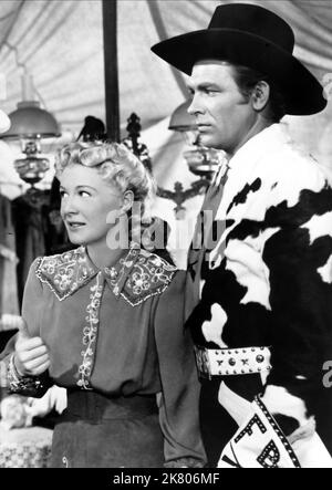 Betty Hutton & Howard Keel Film: Annie Get Your Gun (USA 1950) personaggi: Annie Oakley, Frank Butler / Titel Auch: 'Annie Get Your Gun - Annie, Schieß Los!' Regista: George Sidney 17 maggio 1950 **AVVERTENZA** questa fotografia è solo per uso editoriale ed è copyright di MGM e/o del fotografo assegnato dalla Film o Production Company e può essere riprodotta solo da pubblicazioni in concomitanza con la promozione del film di cui sopra. È richiesto un credito obbligatorio a MGM. Il fotografo deve essere accreditato anche quando è noto. Nessun uso commerciale può essere concesso senza l'autorizzazione scritta dalla Th Foto Stock