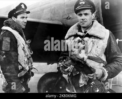 William Sylvester & Dirk Bogarde Film: Appuntamento a Londra; Raiders in the Sky (UK 1953) personaggi: Major Mac Baker, U.S. Observer, Wing-Commander Tim Mason regista: Philip Leacock 17 febbraio 1953 **AVVERTENZA** questa fotografia è solo per uso editoriale ed è copyright del FILM BRITISH LION e/o del fotografo assegnato dalla Film o dalla Production Company e può essere riprodotta solo da pubblicazioni in concomitanza con la promozione del film di cui sopra. È richiesto un credito obbligatorio per IL FILM BRITISH LION. Il fotografo deve essere accreditato anche quando è noto. Non può essere concesso alcun uso commerciale Foto Stock