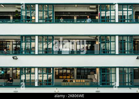 Le verande interne che si affacciano sul cortile di PMQ, precedentemente la polizia sposò Quarters, ora un centro di arte e design, Central, Hong Kong Island Foto Stock