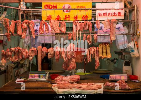 Un macellaio tradizionale cinese, che vende solo carne di maiale, nel mercato di WAN Chai, sull'isola di Hong Kong Foto Stock