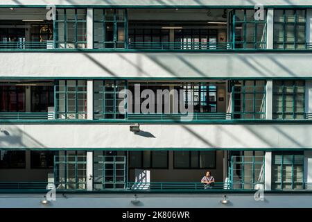 Le verande interne che si affacciano sul cortile di PMQ, precedentemente la polizia sposò Quarters, ora un centro di arte e design, Central, Hong Kong Island Foto Stock