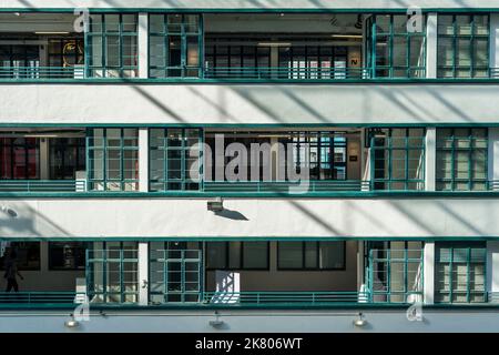 Le verande interne che si affacciano sul cortile di PMQ, precedentemente la polizia sposò Quarters, ora un centro di arte e design, Central, Hong Kong Island Foto Stock