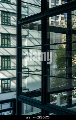 Le verande interne che si affacciano sul cortile di PMQ, precedentemente la polizia sposò Quarters, ora un centro di arte e design, Central, Hong Kong Island Foto Stock