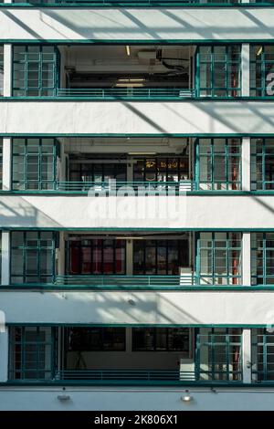 Le verande interne che si affacciano sul cortile di PMQ, precedentemente la polizia sposò Quarters, ora un centro di arte e design, Central, Hong Kong Island Foto Stock