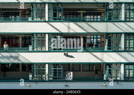 Le verande interne che si affacciano sul cortile di PMQ, precedentemente la polizia sposò Quarters, ora un centro di arte e design, Central, Hong Kong Island Foto Stock