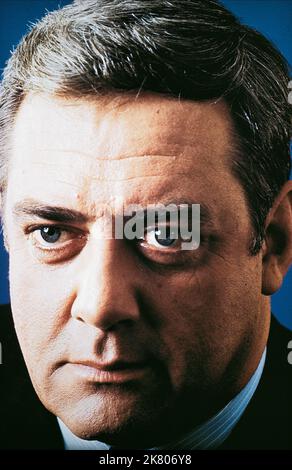 Raymond Burr Televisione: Perry Mason (serie TV) personaggi: Perry Mason USA 1957-1966, 21 settembre 1957 **AVVERTENZA** questa fotografia è solo per uso editoriale ed è copyright di CBS e/o del fotografo assegnato dalla Film o Production Company e può essere riprodotta solo da pubblicazioni in concomitanza con la promozione del film di cui sopra. È richiesto un credito obbligatorio a CBS. Il fotografo deve essere accreditato anche quando è noto. Nessun uso commerciale può essere concesso senza autorizzazione scritta da parte della Film Company. Foto Stock