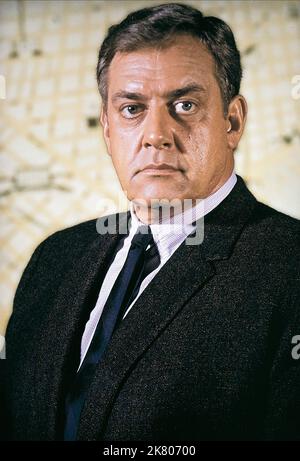 Raymond Burr Televisione: Perry Mason (serie TV) personaggi: Perry Mason USA 1957-1966, 21 settembre 1957 **AVVERTENZA** questa fotografia è solo per uso editoriale ed è copyright di CBS e/o del fotografo assegnato dalla Film o Production Company e può essere riprodotta solo da pubblicazioni in concomitanza con la promozione del film di cui sopra. È richiesto un credito obbligatorio a CBS. Il fotografo deve essere accreditato anche quando è noto. Nessun uso commerciale può essere concesso senza autorizzazione scritta da parte della Film Company. Foto Stock