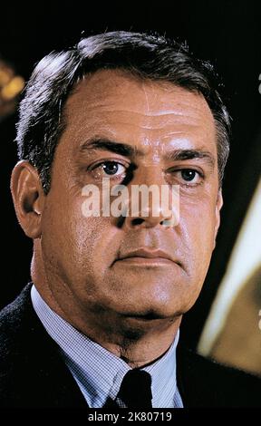 Raymond Burr Televisione: Perry Mason (serie TV) personaggi: Perry Mason USA 1957-1966, 21 settembre 1957 **AVVERTENZA** questa fotografia è solo per uso editoriale ed è copyright di CBS e/o del fotografo assegnato dalla Film o Production Company e può essere riprodotta solo da pubblicazioni in concomitanza con la promozione del film di cui sopra. È richiesto un credito obbligatorio a CBS. Il fotografo deve essere accreditato anche quando è noto. Nessun uso commerciale può essere concesso senza autorizzazione scritta da parte della Film Company. Foto Stock