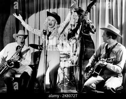 Mamie Van Doren Film Born Reckless (1955) personaggi: Jackie Adams regista: Howard W. Koch 01 novembre 1958 **ATTENZIONE** questa fotografia è solo per uso editoriale ed è copyright DELLA WARNER BROS. LE IMMAGINI e/o il fotografo assegnato dalla Film o dalla Production Company e possono essere riprodotte solo da pubblicazioni in concomitanza con la promozione del suddetto Film. Un credito obbligatorio alla WARNER BROS. LE IMMAGINI sono obbligatorie. Il fotografo deve essere accreditato anche se conosciuto. Nessun uso commerciale può essere concesso senza l'autorizzazione scritta di The Film Company. Foto Stock