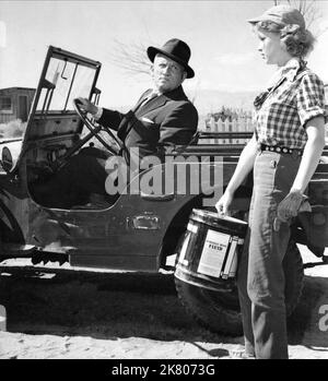 Spencer Tracy & Anne Francis Film: Bad Day a Black Rock (USA 1955) personaggi: John J. Macreedy, Liz Wirth / Jeep: Willys Mb (von Willys-Overland) regista: John Sturges 07 gennaio 1955 **AVVERTENZA** questa fotografia è solo per uso editoriale ed è copyright di MGM e/o del fotografo assegnato dalla Film o dalla Production Company e può essere riprodotta solo da pubblicazioni in concomitanza con la promozione del film di cui sopra. È richiesto un credito obbligatorio a MGM. Il fotografo deve essere accreditato anche quando è noto. Nessun uso commerciale può essere concesso senza l'autorizzazione scritta del film Foto Stock