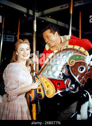 Shirley Jones & Gordon Macrae Film: Carousel (1950) personaggi: Julie Jordan, Billy Bigelow regista: Henry King 16 febbraio 1956 **AVVERTENZA** questa fotografia è solo per uso editoriale ed è copyright di 20 CENTURY FOX e/o del fotografo assegnato dalla Film o dalla Production Company e può essere riprodotta solo da pubblicazioni in concomitanza con la promozione del film di cui sopra. È richiesto un credito obbligatorio a 20 CENTURY FOX. Il fotografo deve essere accreditato anche quando è noto. Nessun uso commerciale può essere concesso senza autorizzazione scritta da parte della Film Company. Foto Stock