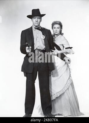 Burt Lancaster & Rhonda Fleming Film: Combattimento a fuoco all'O.K. Corral; Gunfight all'OK Corral (USA 1957) personaggi: Marshal Wyatt Earp, Laura Denbow regista: John Sturges 30 maggio 1957 **AVVERTENZA** questa fotografia è solo per uso editoriale ed è copyright di PARAMOUNT e/o del fotografo assegnato dalla Film o dalla Production Company e può essere riprodotta solo da pubblicazioni in concomitanza con la promozione del film di cui sopra. È richiesto un credito obbligatorio a PARAMOUNT. Il fotografo deve essere accreditato anche quando è noto. Nessun uso commerciale può essere concesso senza l'autorizzazione scritta di Foto Stock