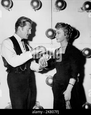 Kirk Douglas & Jo Van Fleet Film: Combattimento a fuoco all'O.K. Corral; Gunfight all'OK Corral (USA 1957) Direttore: John Sturges 30 maggio 1957 **AVVERTENZA** questa fotografia è solo per uso editoriale ed è copyright di PARAMOUNT e/o del fotografo assegnato dalla Film o dalla Production Company e può essere riprodotta solo da pubblicazioni in concomitanza con la promozione del film di cui sopra. È richiesto un credito obbligatorio a PARAMOUNT. Il fotografo deve essere accreditato anche quando è noto. Nessun uso commerciale può essere concesso senza autorizzazione scritta da parte della Film Company. Foto Stock