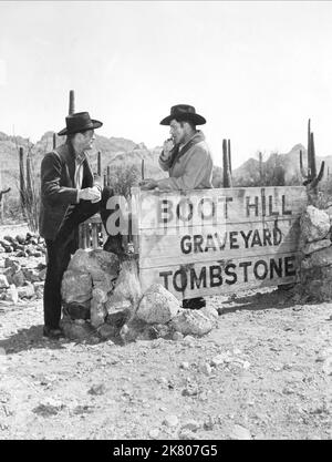 Kirk Douglas Film: Combattimento a fuoco all'O.K. Corral; Gunfight all'OK Corral (USA 1957) personaggi: Dr. John 'Doca' Holliday Direttore: John Sturges 30 maggio 1957 **AVVERTENZA** questa fotografia è solo per uso editoriale ed è copyright di PARAMOUNT e/o del fotografo assegnato dalla Film o dalla Production Company e può essere riprodotta solo da pubblicazioni in concomitanza con la promozione del film di cui sopra. È richiesto un credito obbligatorio a PARAMOUNT. Il fotografo deve essere accreditato anche quando è noto. Nessun uso commerciale può essere concesso senza autorizzazione scritta da parte della Film Company. Foto Stock