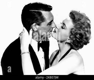 Cary Grant & Deborah Kerr Film: Dream Wife (1953) personaggi: Clemson Reade, Effie regista: Sidney Sheldon 09 dicembre 1953 **AVVERTENZA** questa fotografia è solo per uso editoriale ed è copyright di MGM e/o del fotografo assegnato dalla Film o dalla Production Company e può essere riprodotta solo da pubblicazioni in concomitanza con la promozione del film di cui sopra. È richiesto un credito obbligatorio a MGM. Il fotografo deve essere accreditato anche quando è noto. Nessun uso commerciale può essere concesso senza autorizzazione scritta da parte della Film Company. Foto Stock