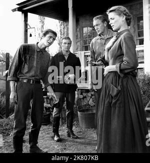 Anthony Perkins, Gary Cooper & Dorothy Mcguire Film: Friendly Persuasion (1956) personaggi: Josh Birdwell, Jess Birdwell, Eliza Birdwell regista: William Wyler 01 novembre 1956 **AVVERTENZA** questa fotografia è solo per uso editoriale ed è copyright degli ARTISTI ALLEATI e/o del fotografo assegnato dalla Film o dalla Production Company e può essere riprodotta solo da pubblicazioni in concomitanza con la promozione del film di cui sopra. È richiesto un credito obbligatorio per GLI ARTISTI ALLEATI. Il fotografo deve essere accreditato anche quando è noto. Nessun uso commerciale può essere concesso senza l'autorizzazione scritta f Foto Stock