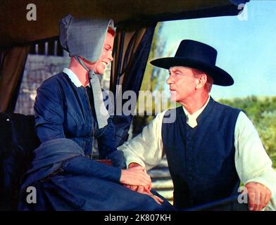 Dorothy Mcguire & Gary Cooper Film: Friendly Persuasion (1956) personaggi: Eliza Birdwell, Jess Birdwell regista: William Wyler 01 novembre 1956 **AVVERTENZA** questa fotografia è solo per uso editoriale ed è copyright degli ARTISTI ALLEATI e/o del fotografo assegnato dalla Film o dalla Production Company e può essere riprodotta solo da pubblicazioni in concomitanza con la promozione del film di cui sopra. È richiesto un credito obbligatorio per GLI ARTISTI ALLEATI. Il fotografo deve essere accreditato anche quando è noto. Nessun uso commerciale può essere concesso senza autorizzazione scritta da parte della Film Company. Foto Stock