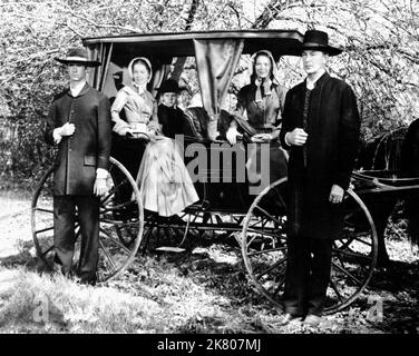 Anthony Perkins, Phyllis Love, Richard Eyer, Dorothy Mcguire & Gary Cooper Film: Friendly Persuasion (1956) personaggi: Josh Birdwell, Mattie Birdwell, Little Jess Birdwell, Eliza Birdwell, Jess Birdwell regista: William Wyler 01 novembre 1956 **AVVERTENZA** questa fotografia è solo per uso editoriale ed è copyright degli ARTISTI ALLEATI e/o del fotografo assegnato dalla Film o dalla Production Company e può essere riprodotta solo da pubblicazioni in concomitanza con la promozione del film di cui sopra. È richiesto un credito obbligatorio per GLI ARTISTI ALLEATI. Il fotografo dovrebbe essere accreditato anche quando Foto Stock