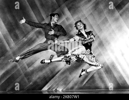 Dance Scene Film: Happy Go Lovely (1951) regista: Bruce Hemberstone 06 marzo 1951 **AVVERTENZA** questa fotografia è solo per uso editoriale ed è copyright di ABPC e/o del fotografo assegnato dalla Film o dalla Production Company e può essere riprodotta solo da pubblicazioni in concomitanza con la promozione del film di cui sopra. È richiesto un credito obbligatorio per ABPC. Il fotografo deve essere accreditato anche quando è noto. Nessun uso commerciale può essere concesso senza autorizzazione scritta da parte della Film Company. Foto Stock